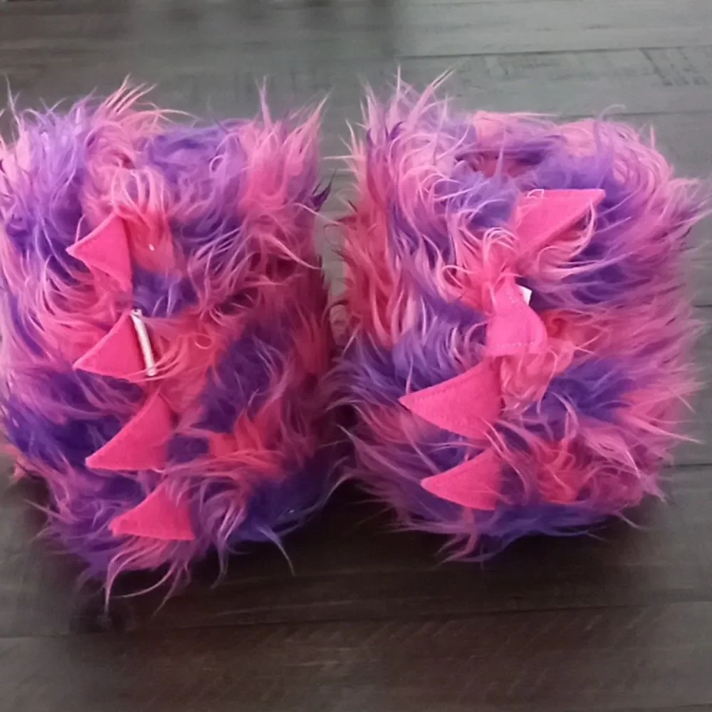 Dinosaur slippers never worn you with no tags perfect condition size small kids